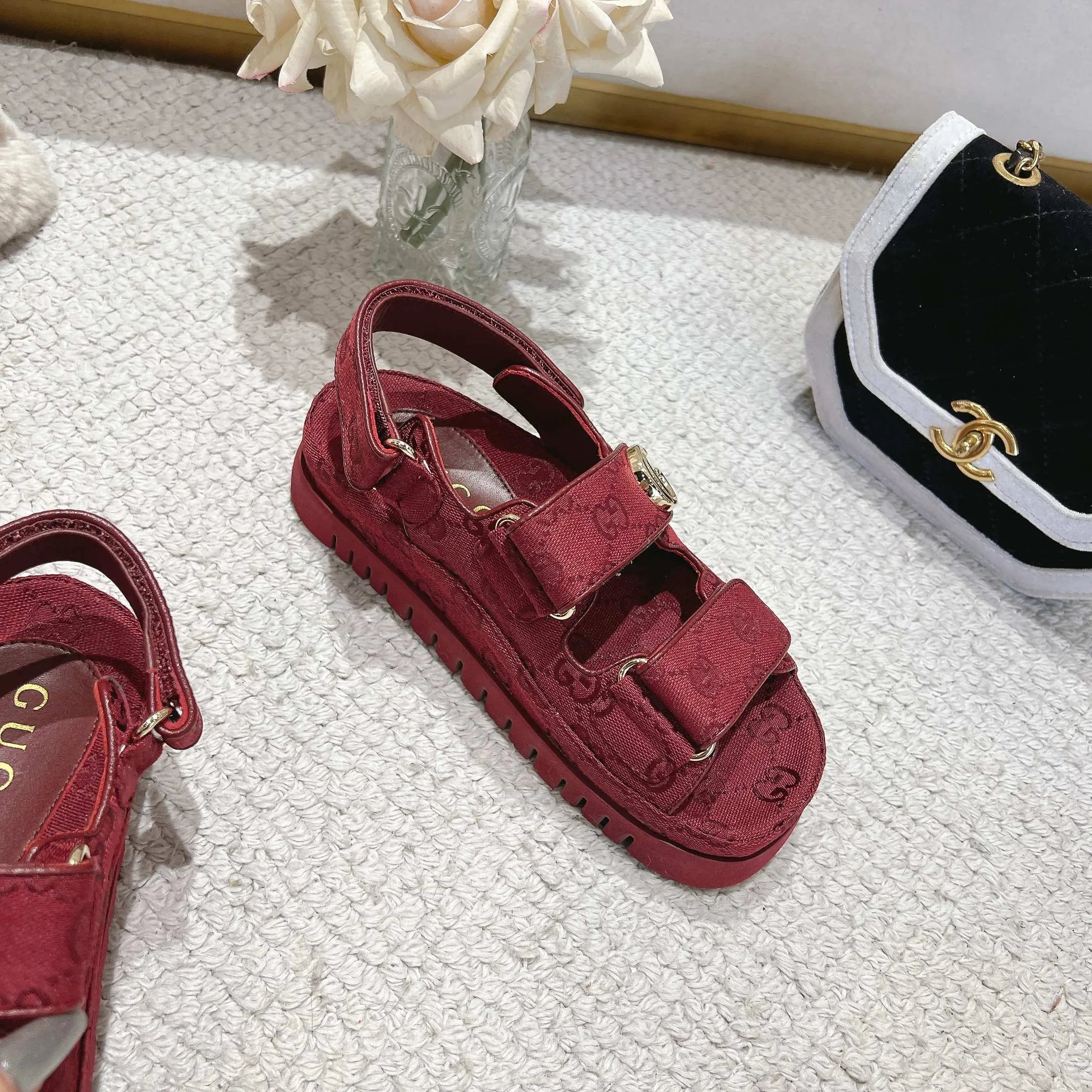 👟👟Ex-factory price 500👟👟Gucci’s modern design aesthetic explores the path of unique craftsmanship, cleverly integrating the brand’s classic elements with its beloved brand logo. The sandal is embellished with the beloved Double G hardware, adding a touch of understated branding to the design, complementing the versatility of the Velcro straps. Outsole: Wear-resistant and easy-to-bend sawtooth rubber foam sole! Ultra-light sole. Natural PU heightening insole. Size: Female 35-41#